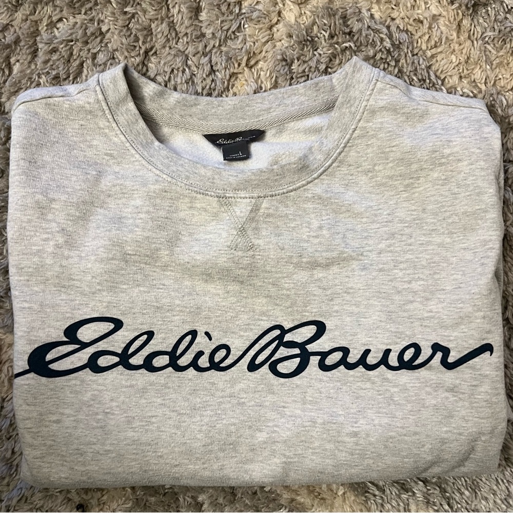 Eddie Bauer crew neck! 🤍